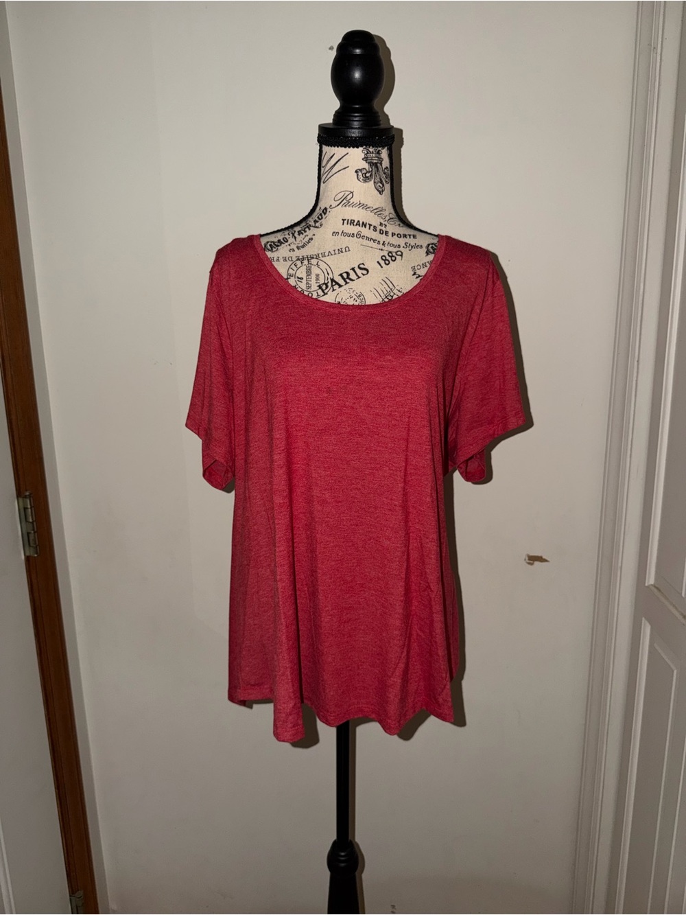 ✨5/$30✨ Relaxed Scoop Neck Short Sleeve Tee in Heathered Red